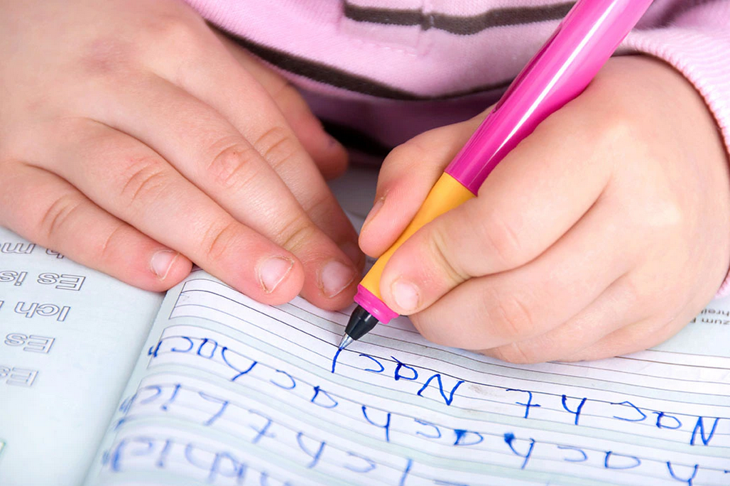 6 cara mengajarkan anak menulis yang efektif